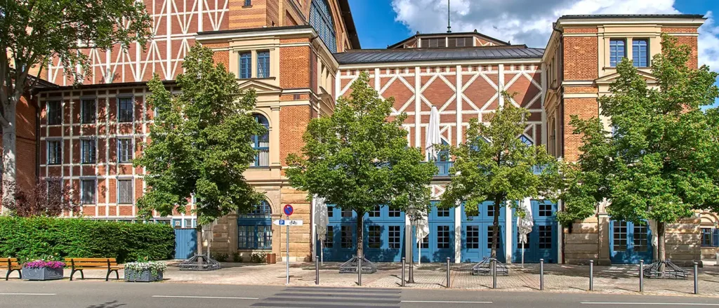 Seitenansicht der Bayreuther Festspielhauses